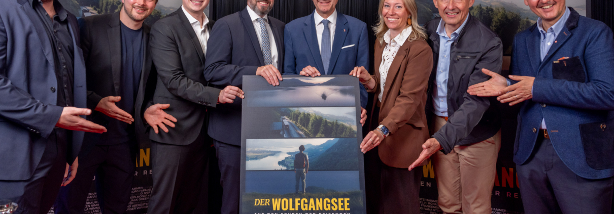 Fotowall bei der Filmpremiere "Der Wolfgangsee" (c) wildbild