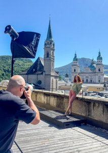Fotograf Günter Freund von der Fotoagentur wildbild fotografiert für die Salzburger Festspiele die neue Buhlschaft Roxane Duran.